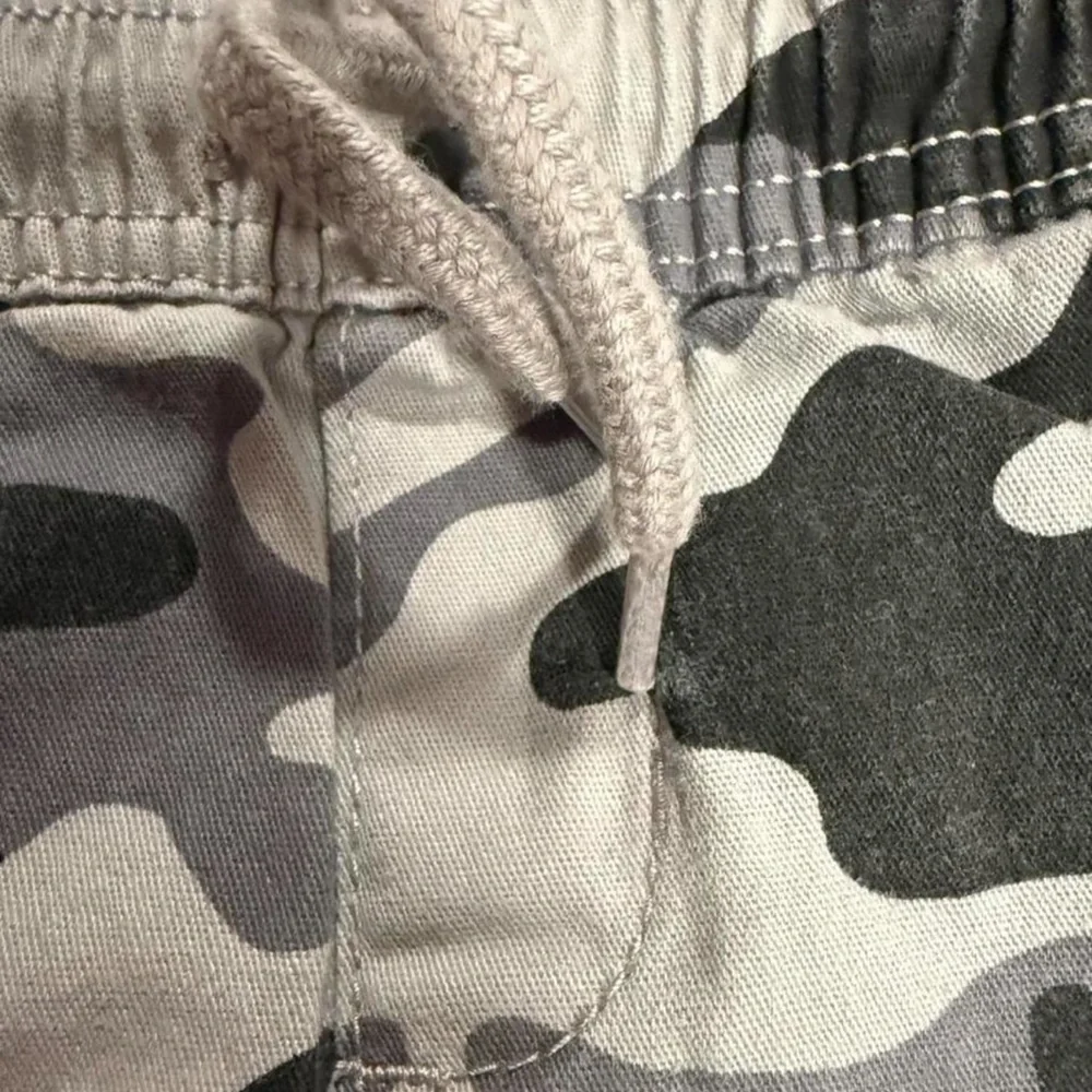 Wonder Nation boys' gray camouflage stretch cargo shorts,